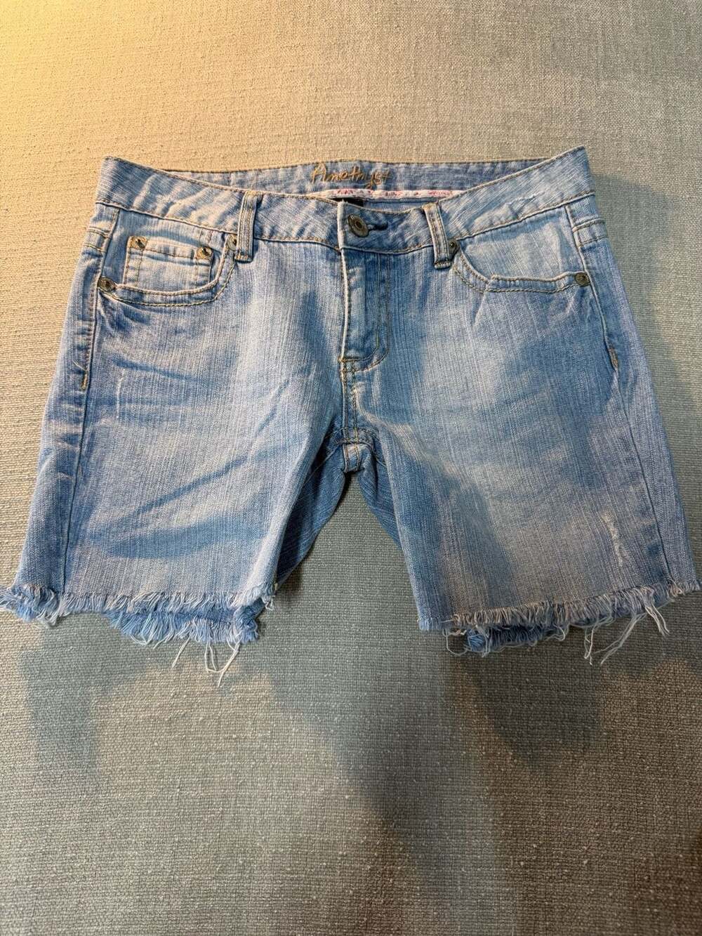 Amethyst Jeans Light Wash Distressed Frayed Hem Denim Bermuda Shorts Size 7